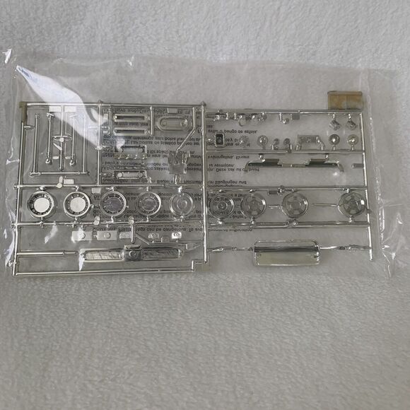 AMT ERTL 1968 Shelby GT-500 1/25 Scale Model Kit #31766 Open Box 2004 - Picture 9 of 11